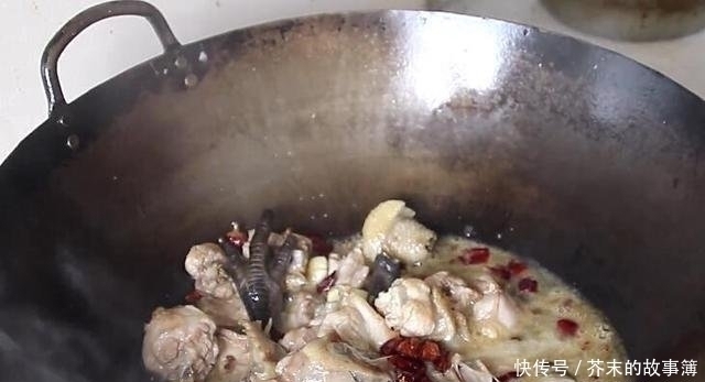 鲜嫩|炖鸡肉时,千万不要直接加水炖,多做这一步,鸡肉鲜嫩,没有腥味！