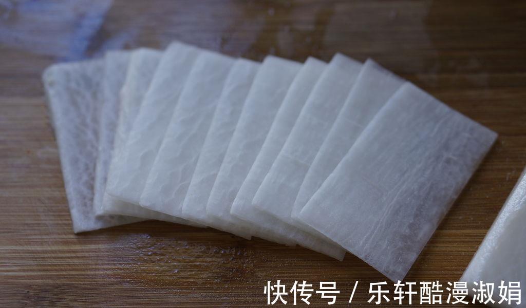 鸡肉|白萝卜鸡肉卷的家常做法,鲜香味美,好吃到根本停不下来