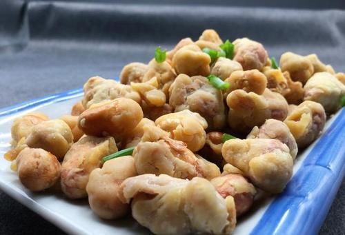 1碗花生米，1个鸡蛋，筷子一搅，酥脆又好吃，出锅后太香了