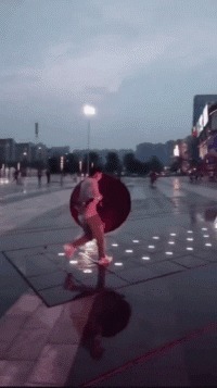 |搞笑GIF:哥们有你这样坐席的吗,你考虑过别人的感受吗