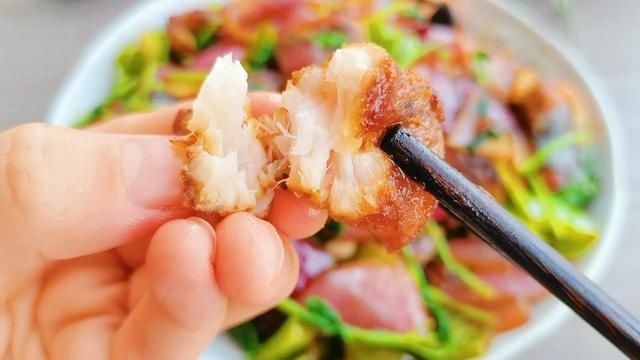 鱼肉这样做，下酒下饭都好香，鱼肉紧致入味，一条鱼还嫌不够吃