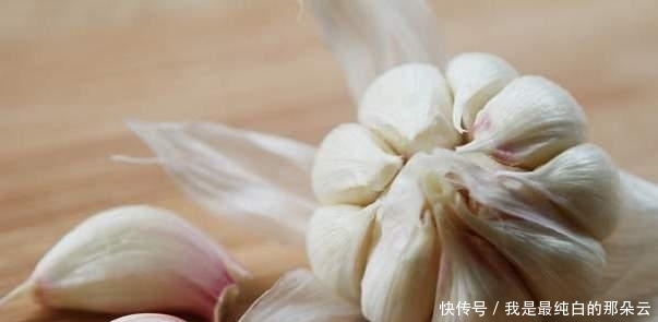 吃不完的大蒜,不要再放冰箱了,教你一招保存技巧,不干瘪不发芽