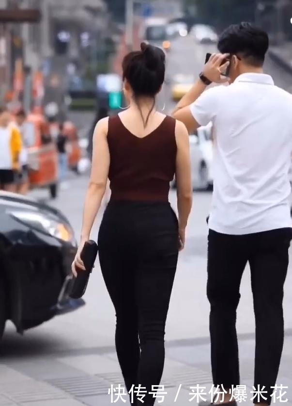 穿搭时尚的都市美女, 尽显轻熟女人的身形魅力