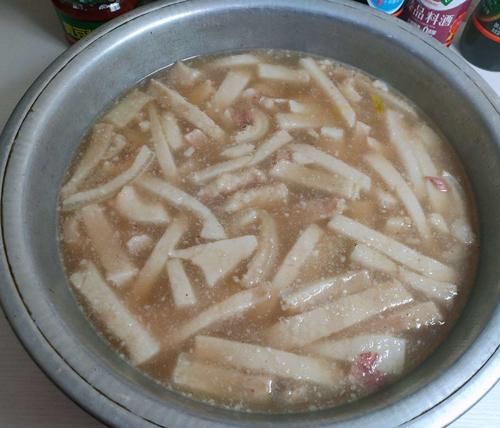 这东西含有胶原蛋白，8块钱一斤，女生可多吃，肤白气色好！