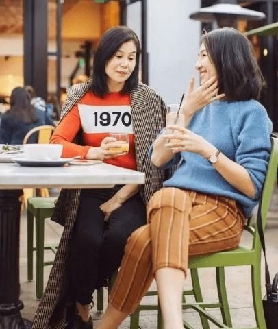 运动鞋 脱掉你的运动鞋吧,今年流行这3种平底鞋,五十多岁女人穿好时髦