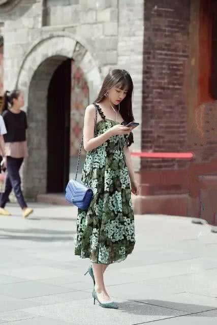 碎花长裙|少妇碎花长裙搭配高跟鞋，时尚又可爱，尽显性感身姿！！