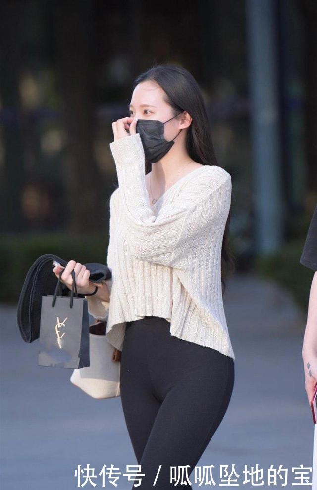 黑色修身打底裤，搭配米白色针织上衣，温文尔雅，清新又自然