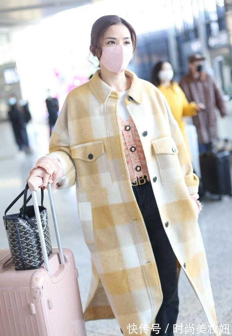 小姐姐 阿Sa也太会穿了吧!黄色格纹大衣叠穿针织开衫,甜美又洋气