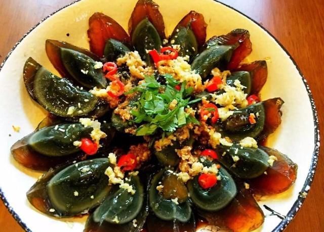 做凉拌皮蛋，这一味千万不能少，味道更好了，营养价值也更高了