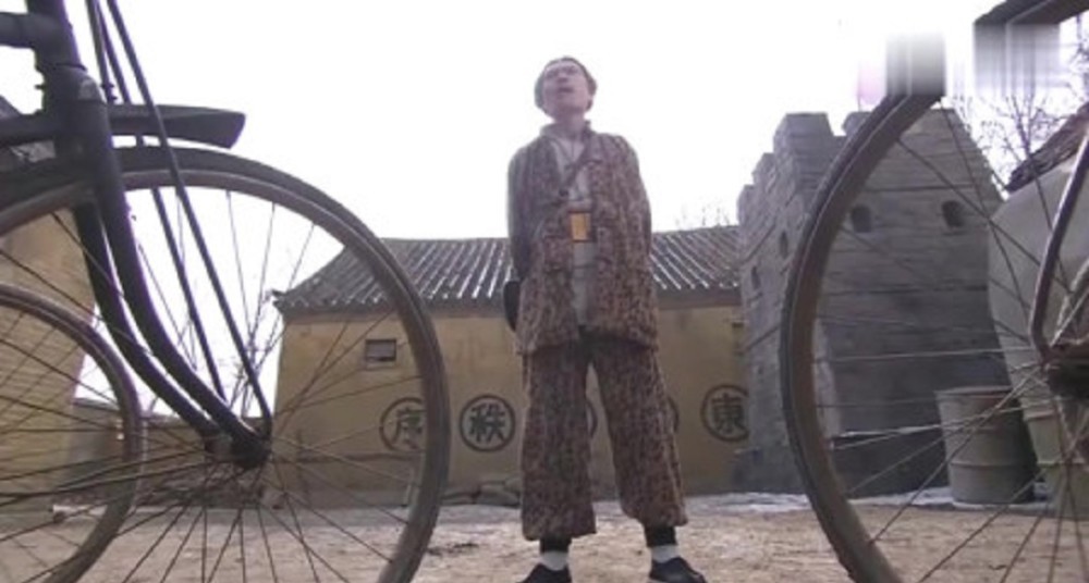 自行车|为什么抗战剧里,鬼子们都在地上跑,汉奸却骑自行车?