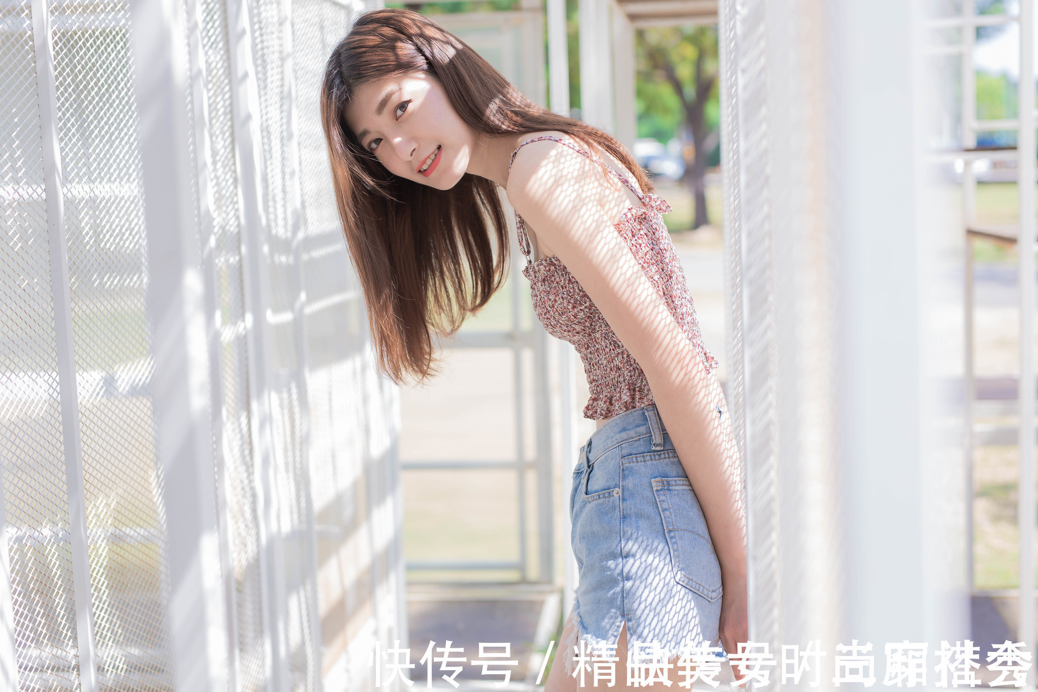 牛仔短裤 碎花的吊带背心清新又时尚,搭配一条高腰牛仔短裤,休闲范十足