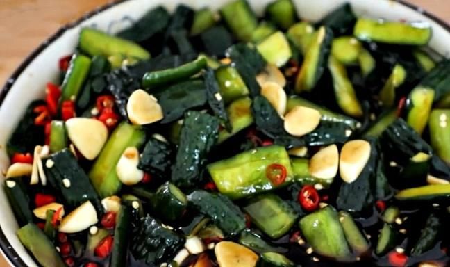 黄瓜瓤|腌黄瓜时，有人熬料汁，有人加食盐！都错了，教你正确做法