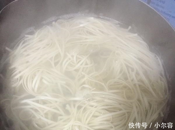 儿子坚持常年吃“它”，每一口都是钙，效果比牛奶好，16岁1米8