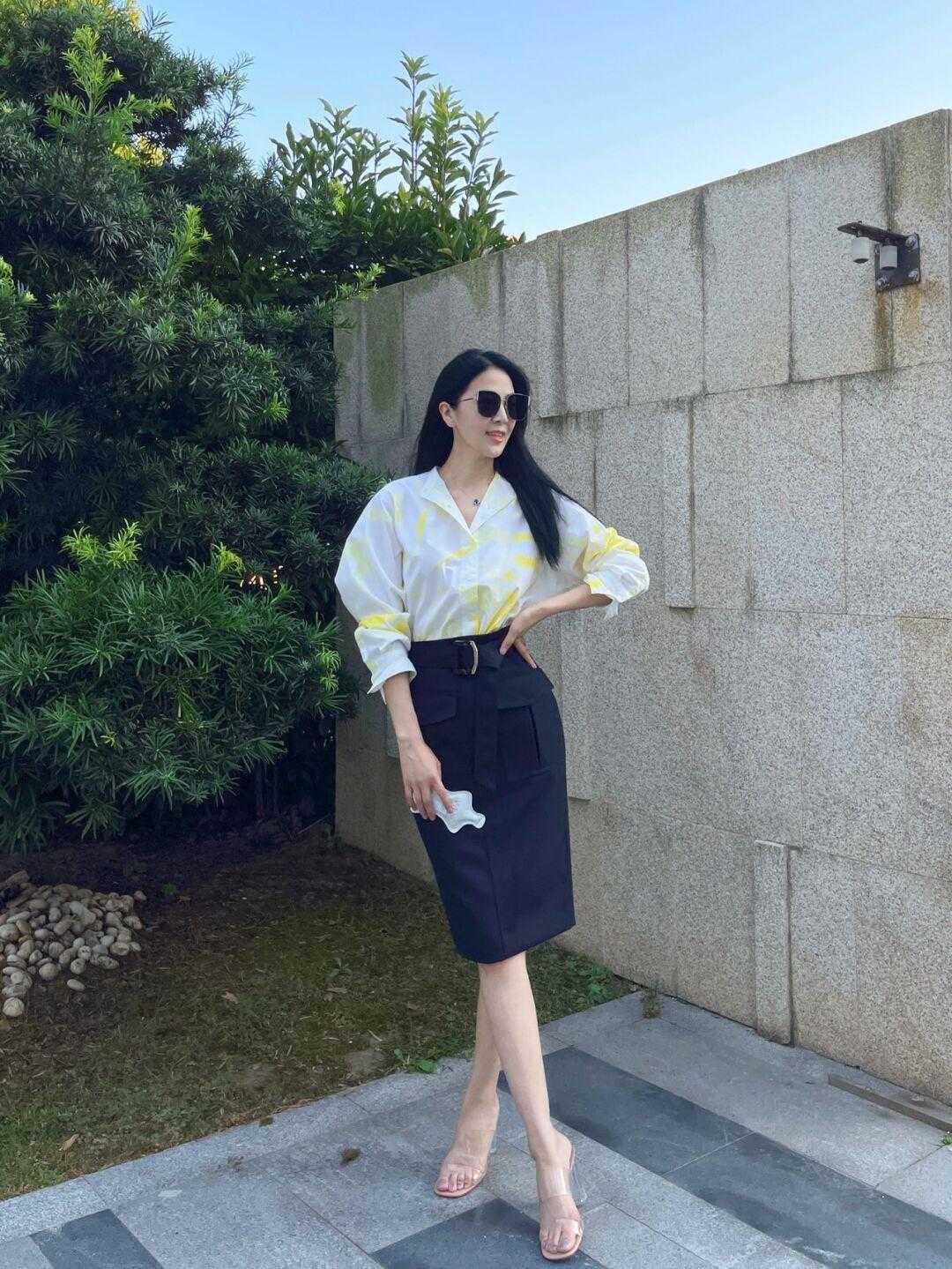 示范 干练利落有气场的职场穿搭示范，灰色拼接大衣飒爽霸气，知性洋气