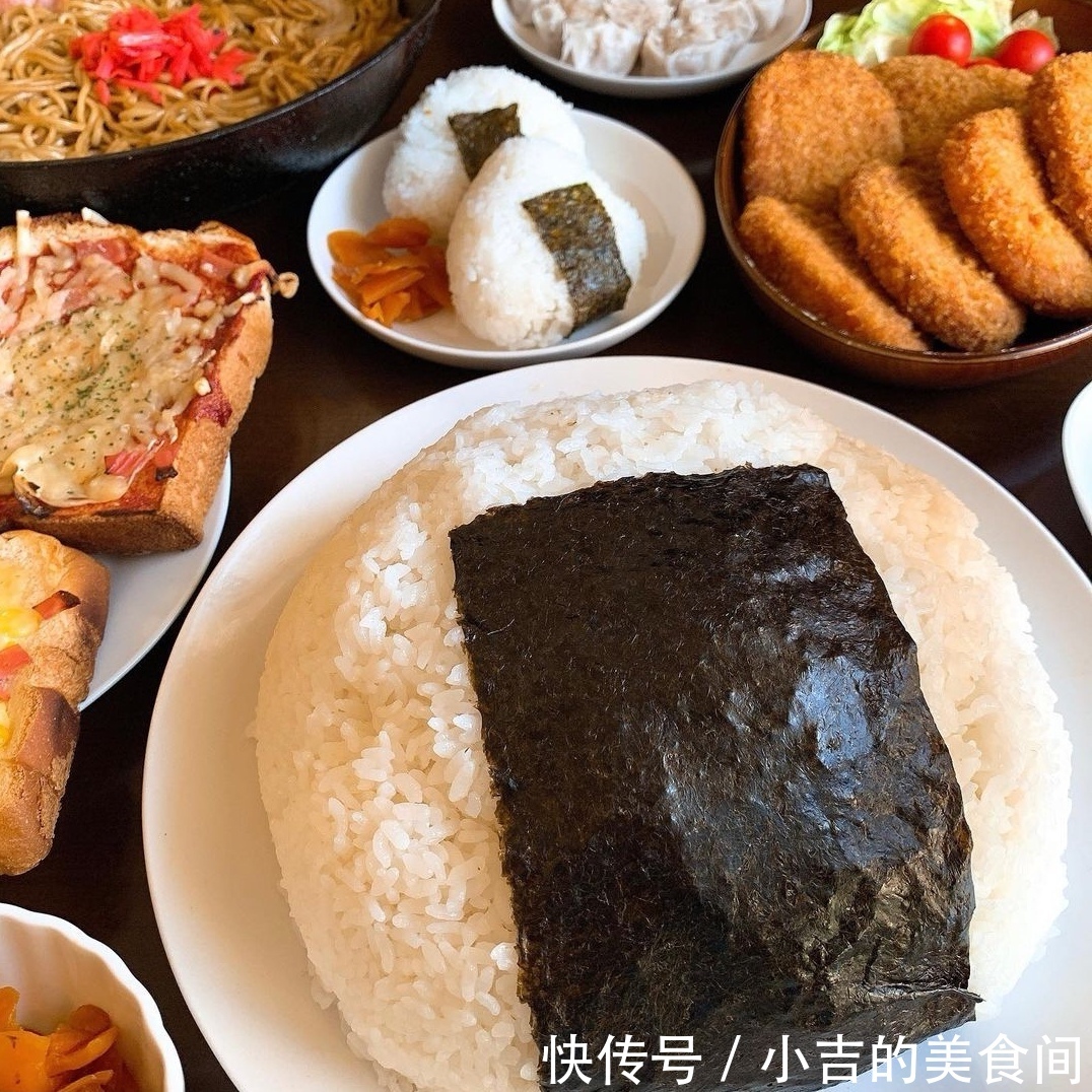 “食量很大”的家庭主妇晒晚餐,与老公的晚餐放在一起,对比惊人