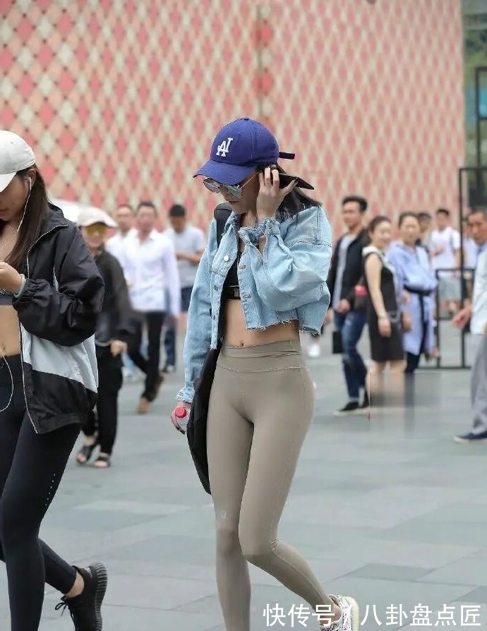 打底裤 同行的打底裤两姐妹，小粗腿完全沦为了背景！