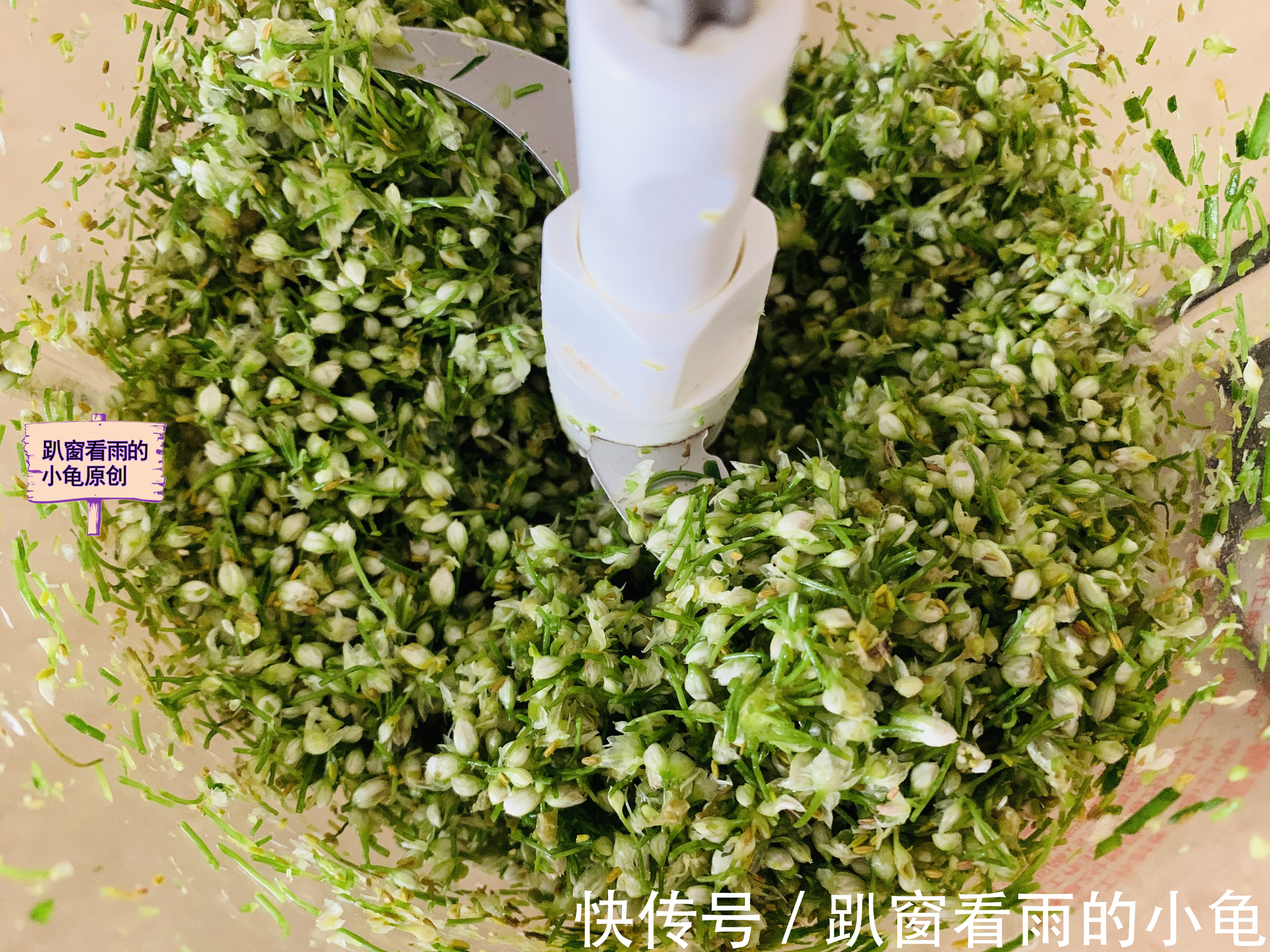 好吃|腌韭菜花,除了放盐,再加入它,韭菜花酱翠绿不变色,黏稠又好吃