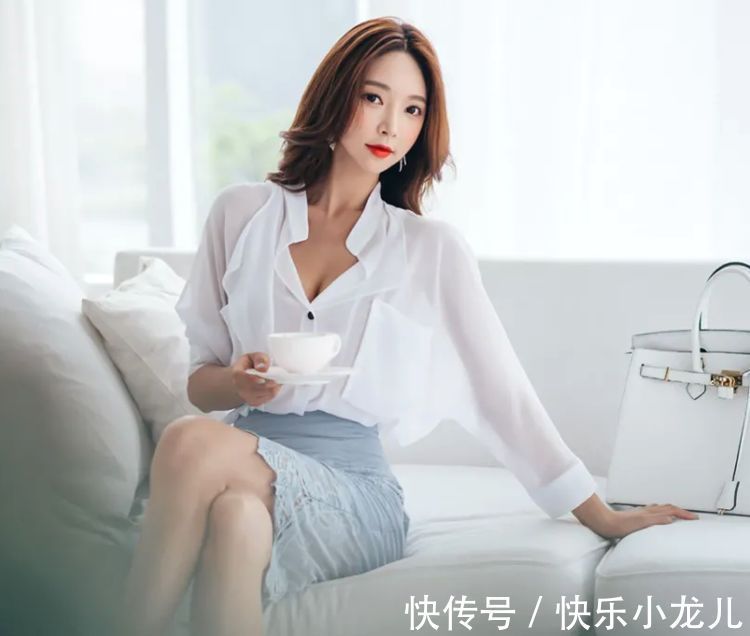 高跟 白色衬衫搭配束腰蕾丝裙,银色高跟凉鞋!美美的搭配!