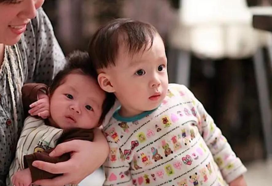 二宝|儿子想要一个妹妹,结果妈妈一次生了仨,三胞胎等哥哥放学萌化了