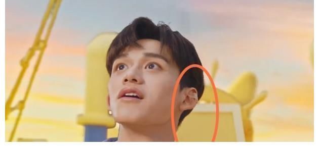 耳洞|《奔跑吧》黄旭熙耳朵上一直贴着胶布，真实原因让人心疼，一般人可想不到