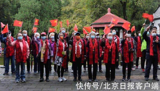 公园#免费赠面、民俗互动、健康咨询，老人逛公园过重阳