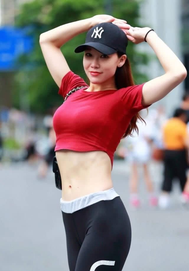 街拍极品身材的小姐姐，出门都不忘穿上惹眼的瑜伽裤