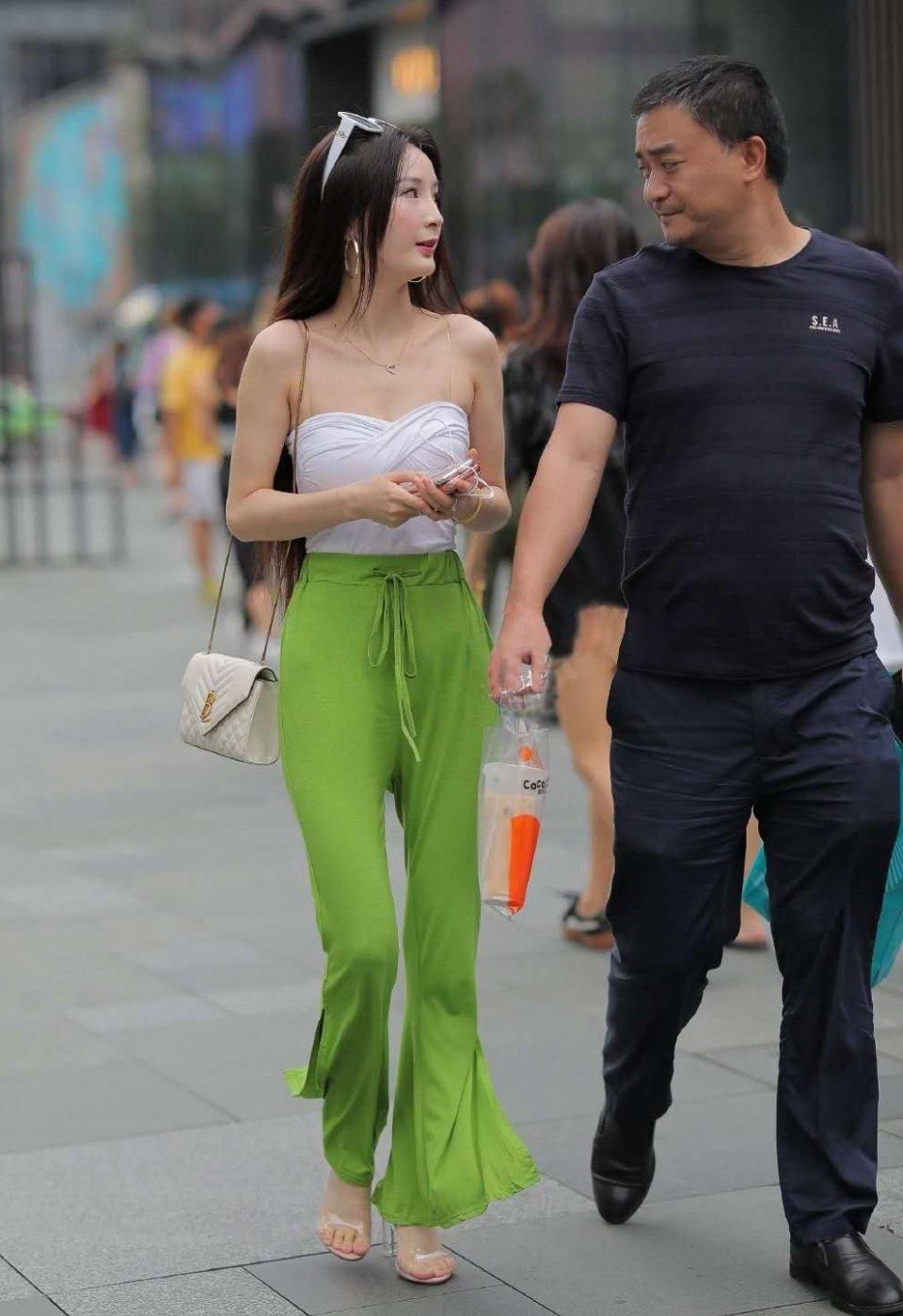 街拍：爱上大叔的小姐姐，长发落肩格外迷人