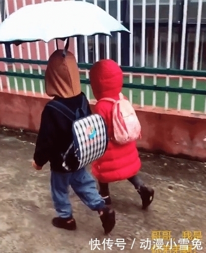 打伞|雨天哥俩一起上学,恰巧遇到哥哥的女同学,后面的事,笑喷妈妈