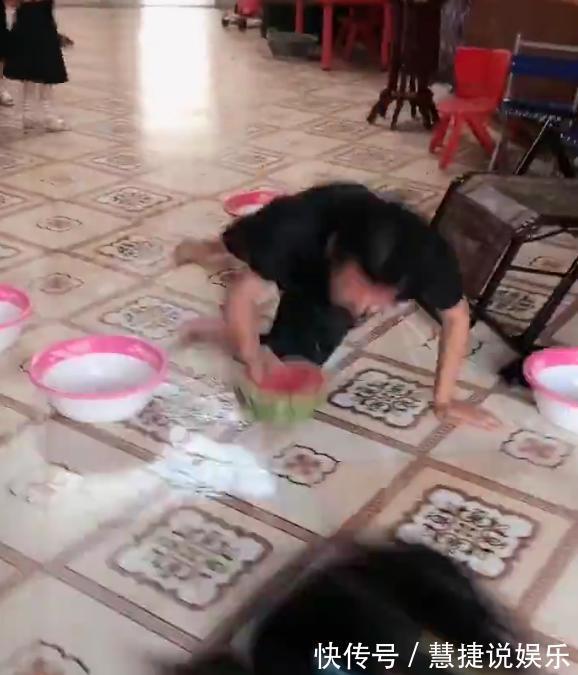 小棉袄|4个女儿给爸爸洗脚,爸爸本以为达到人生巅峰,下一秒便跌入谷底