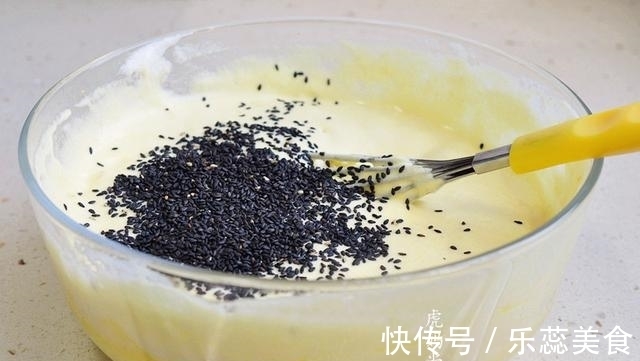 电饭煲|玉米粉+酸奶+鸡蛋，做成无油又低糖的早餐蛋糕，好吃健康易消化