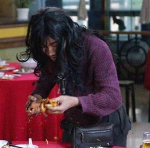 杨母|中国第一懒人,吃饭要喂,出门要父母挑,父母病逝后他饿死在家中