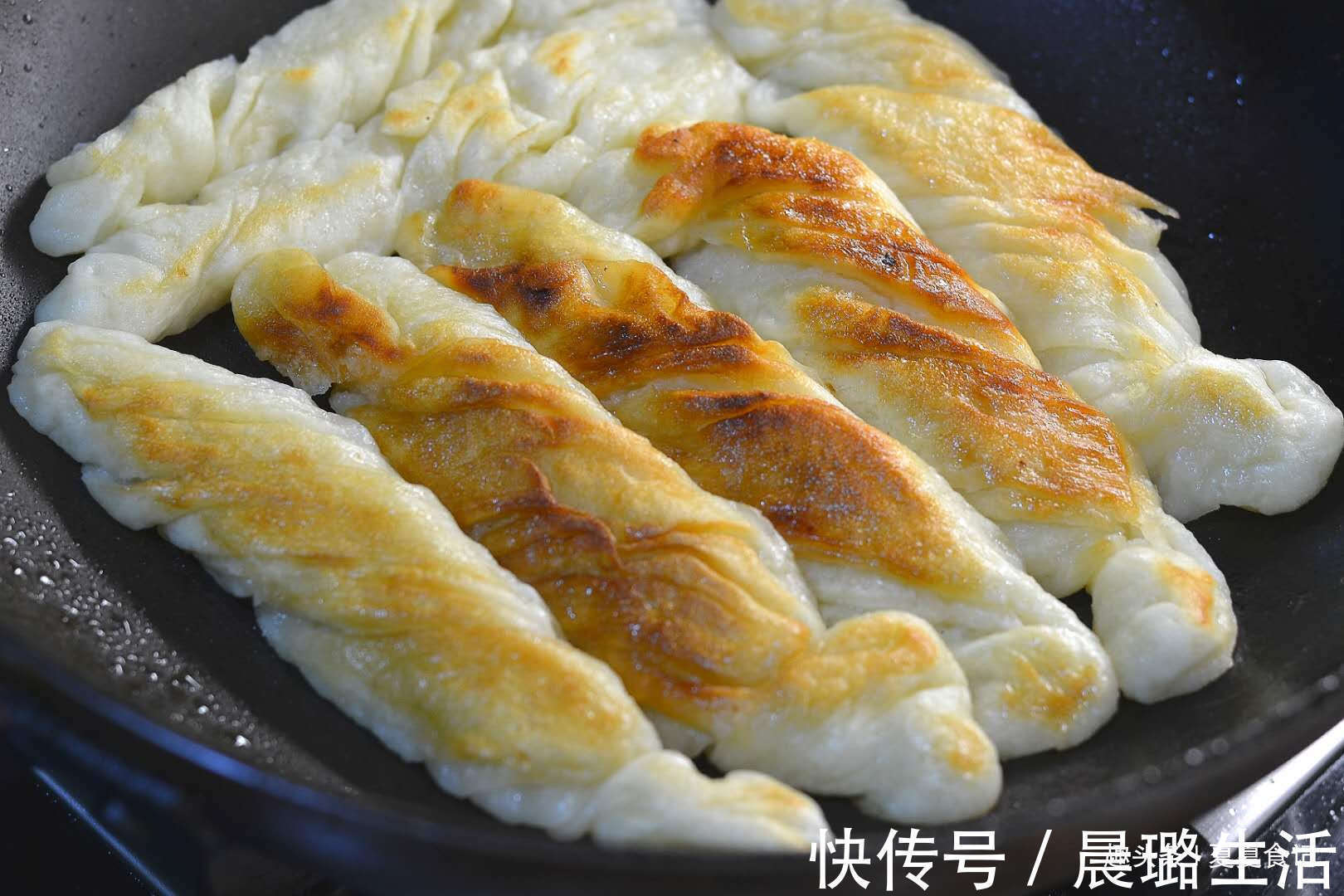 自从学会这早餐,儿子就迷上了它,卷一卷煎一煎,蓬松酥脆香喷喷