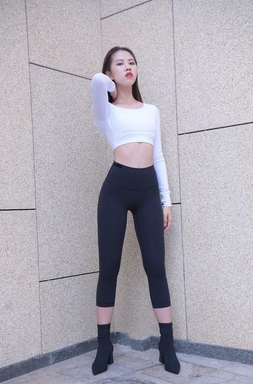 穿搭 路边穿上瑜伽裤的女人,走路都更有自信了,完美穿搭勾勒出好身材