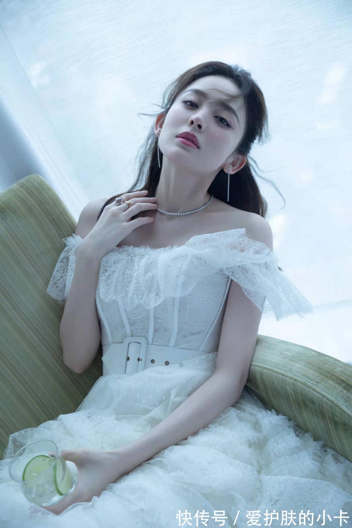 娜扎美 娜扎美得好不低调,小白裙也要挑“镶金”的,高级精致不俗气