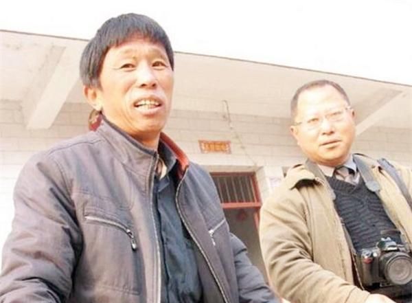 修路@父亲病逝后,儿子将他的遗体塑成“金身”,供奉在家没人敢来串门