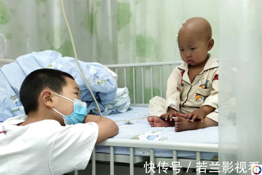 小女儿|病房里,10岁哥哥暑假帮妈妈照顾患病的妹妹,看了让人心疼