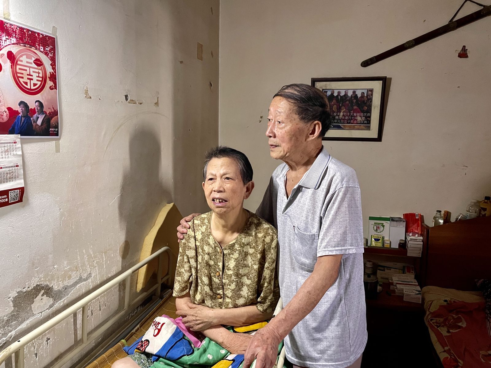 晓萍|八旬老人照顾患病妻子26年：她活着我就活着