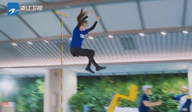 李晨在《跑男》中突然“下跪”,只为挡住镜头,来照顾身后的她