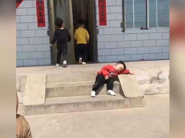 儿子|自从去了奶奶家,瞧到儿子在院子里晒太阳的画风,妈妈笑喷了