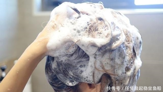刚打湿就抹洗发水难怪出油严重还脱发,教你正确的洗发方法
