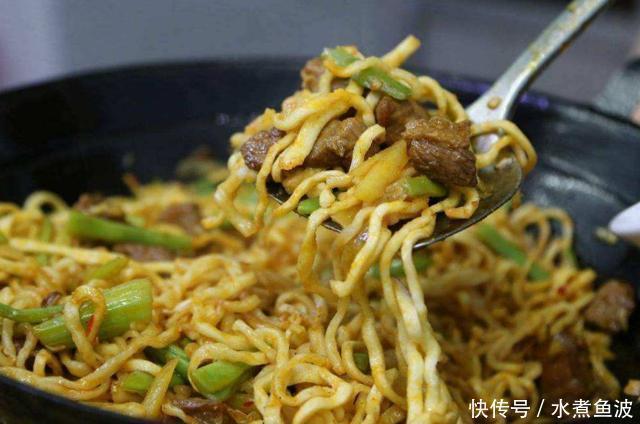 挂面别再煮着吃了，加点白菜五花肉上锅一焖，面条劲道入味特好吃