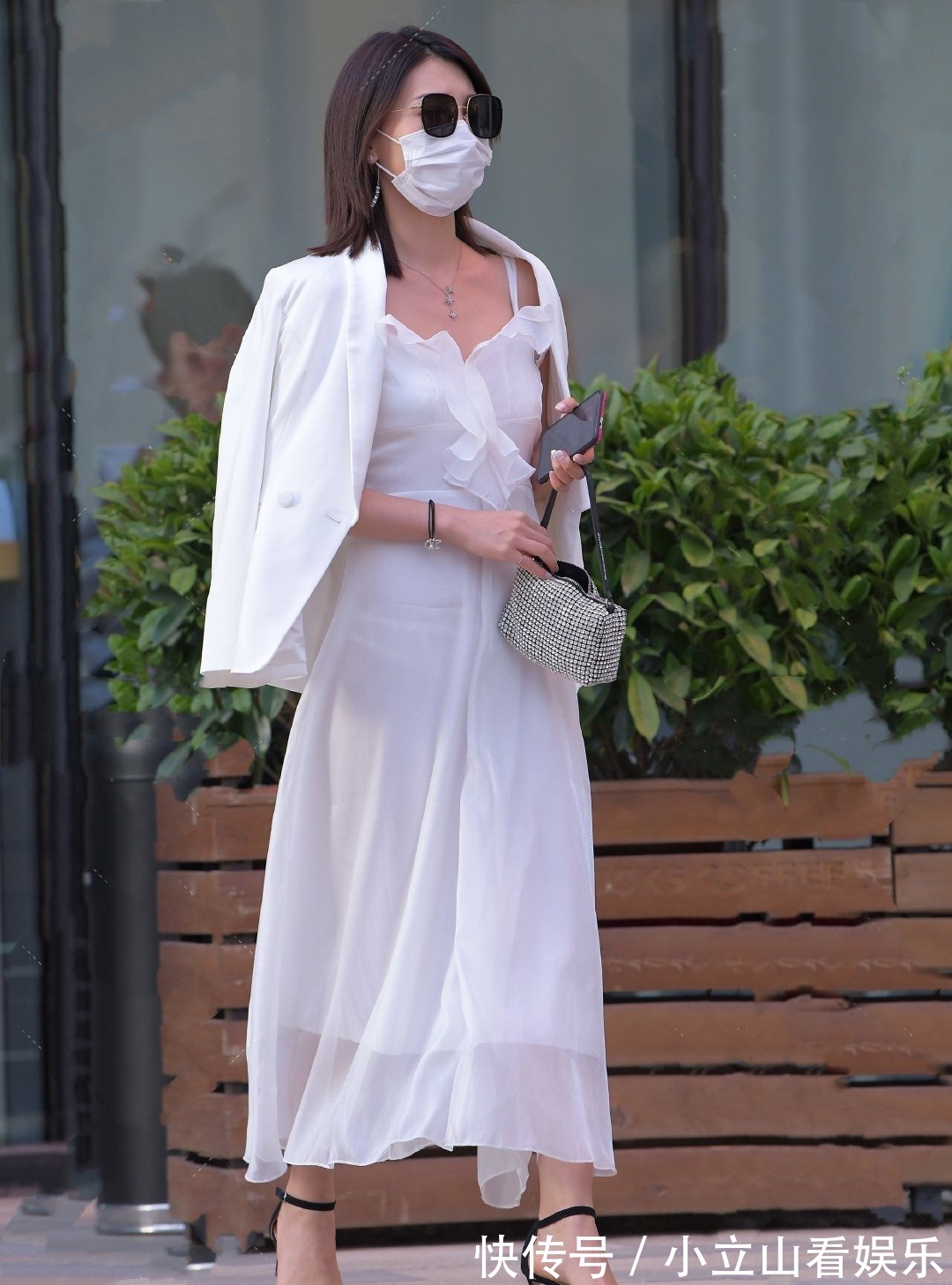 时尚|白色包臀连衣裙搭配高跟鞋,清凉舒适,时尚不失优雅干练