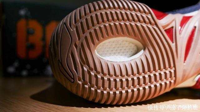 颜值设计双满分!首款“高端外场实战鞋”究竟有何玄机