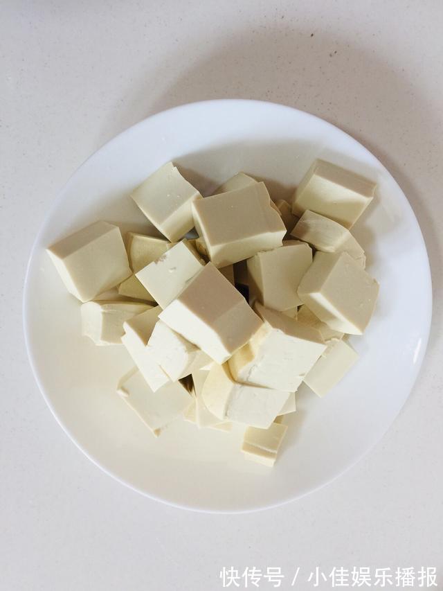 西红柿炖豆腐,美味特下饭,汤汁泡米饭,熊孩子能吃两大碗!