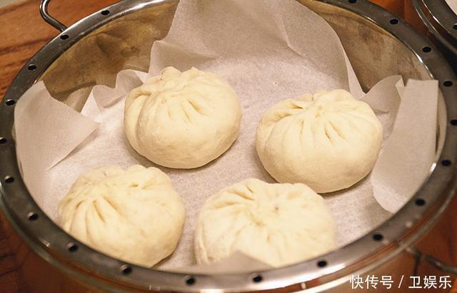 蒸包子容易“死面”怎么办大厨教你一招，包子松软好吃还不塌陷