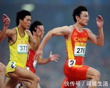 标志|中国首位百米世界冠军，堪称文武双全，“眼镜”是他的标志！