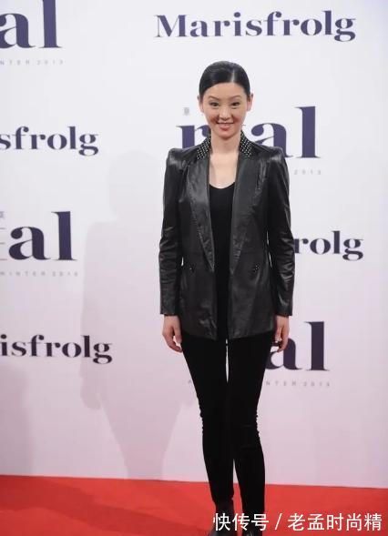 中年|中年女人穿衣典范!流苏风衣衬白皮肤,鱼尾纹明显依旧美