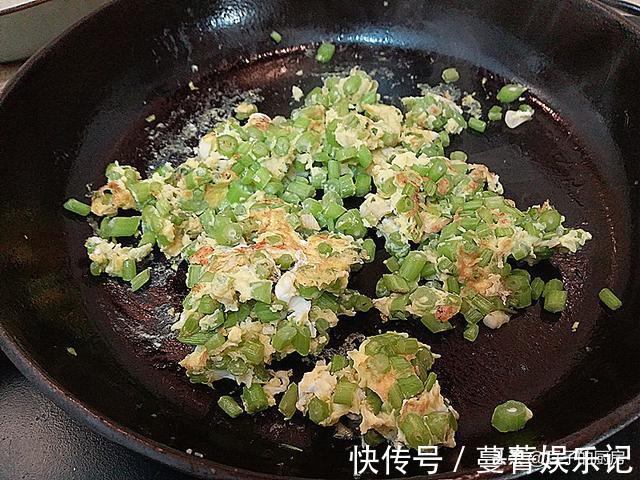 老少皆宜|冬季干燥常吃它,2块钱1把,止咳化痰好,和鸡蛋一炒,鲜香脆嫩