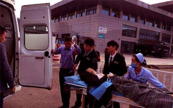 孕妇|孕妇怀孕8个月摔倒大出血，胎儿没有生命体征，剖腹却有意外收获