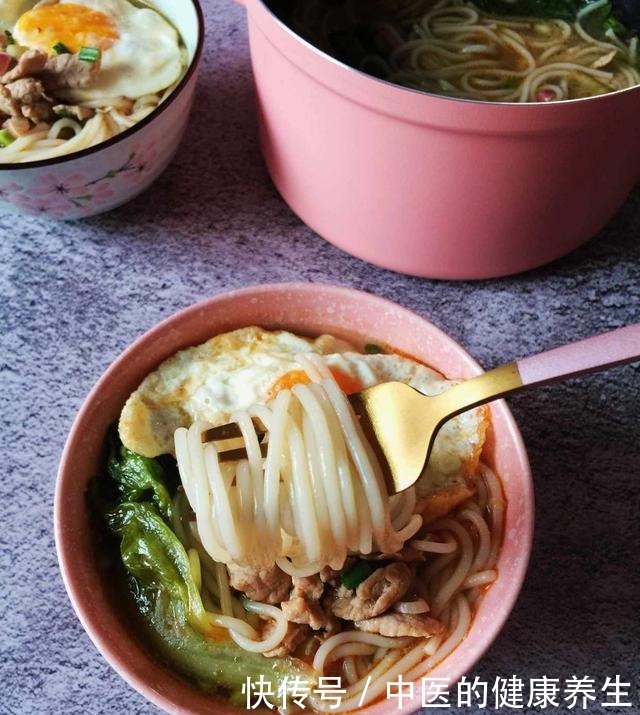学生早餐不用愁,10分钟搞定,菜肉汤一锅端,一碗管饱不饿肚子